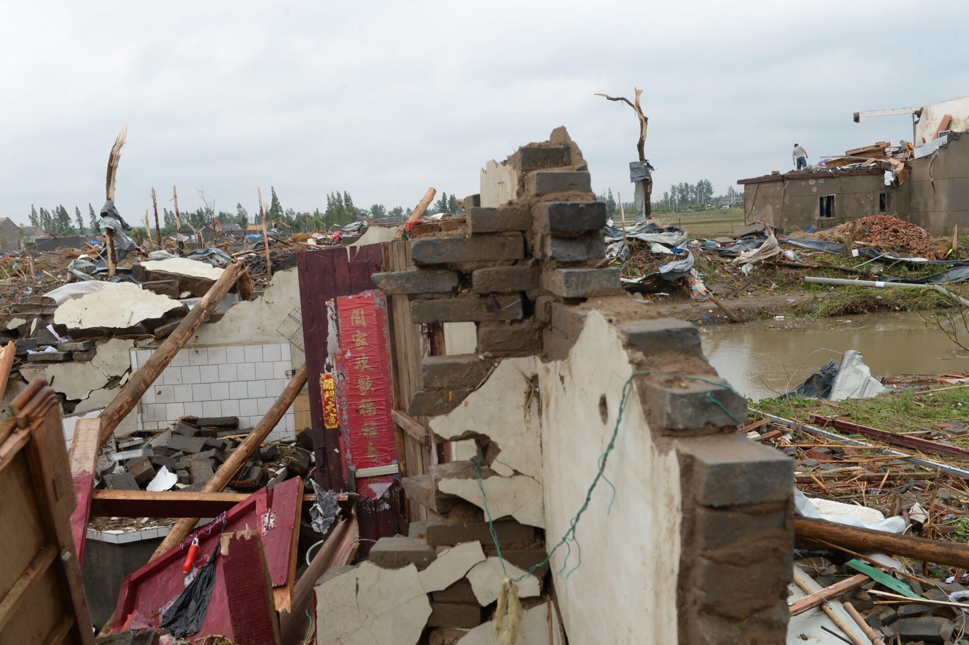 buildings-often-look-like-they-were-blown-up-from-the-inside-after-a-tornado